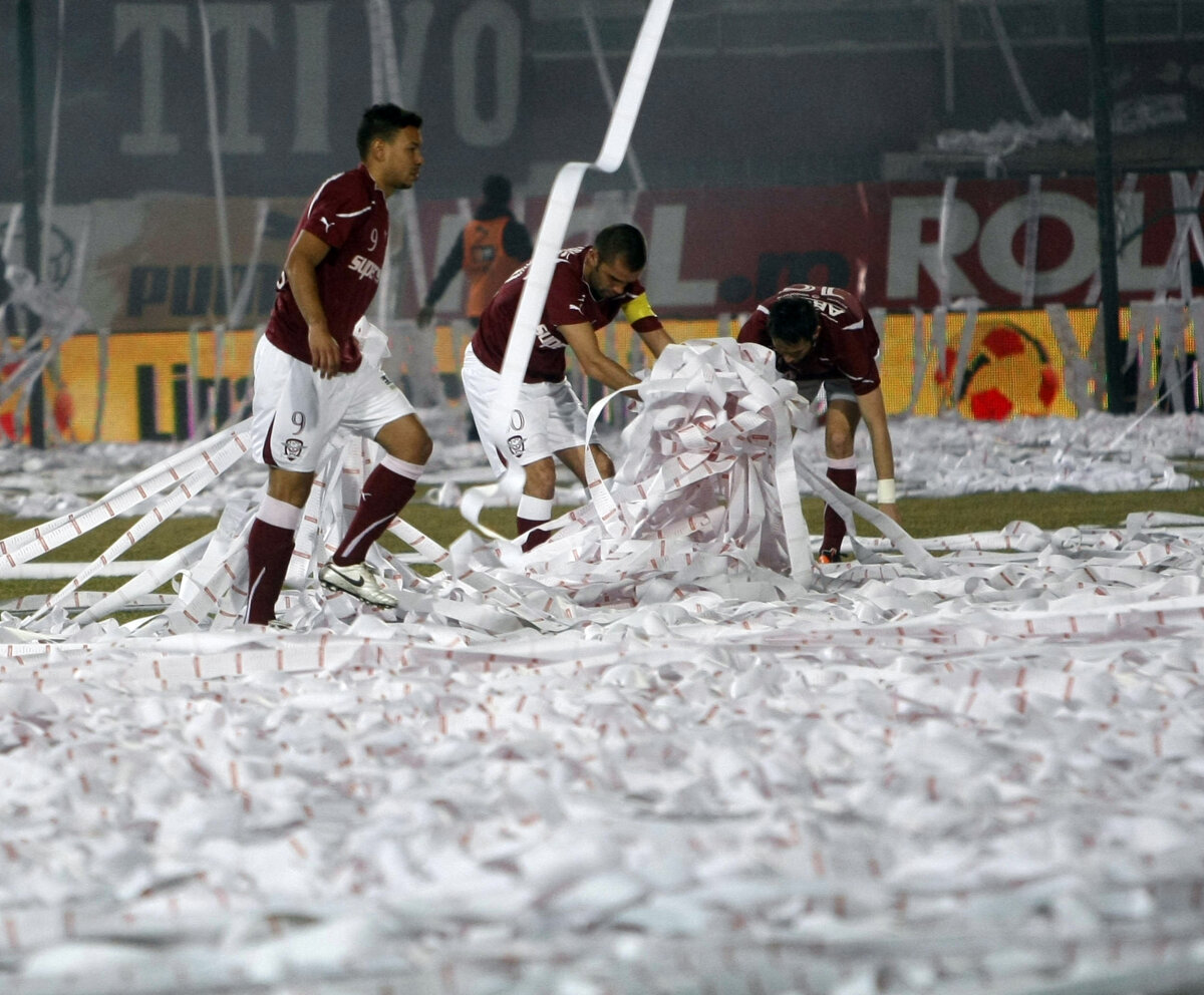 Coregrafie sud-americană cu sute de role de hîrtie înaintea derby-ului Rapid-Dinamo!