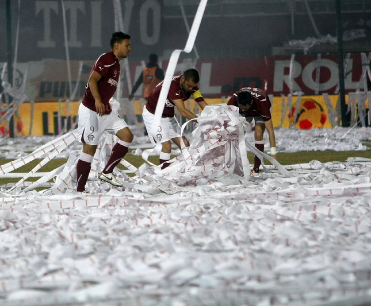 Coregrafie sud-americană cu sute de role de hîrtie înaintea derby-ului Rapid-Dinamo!