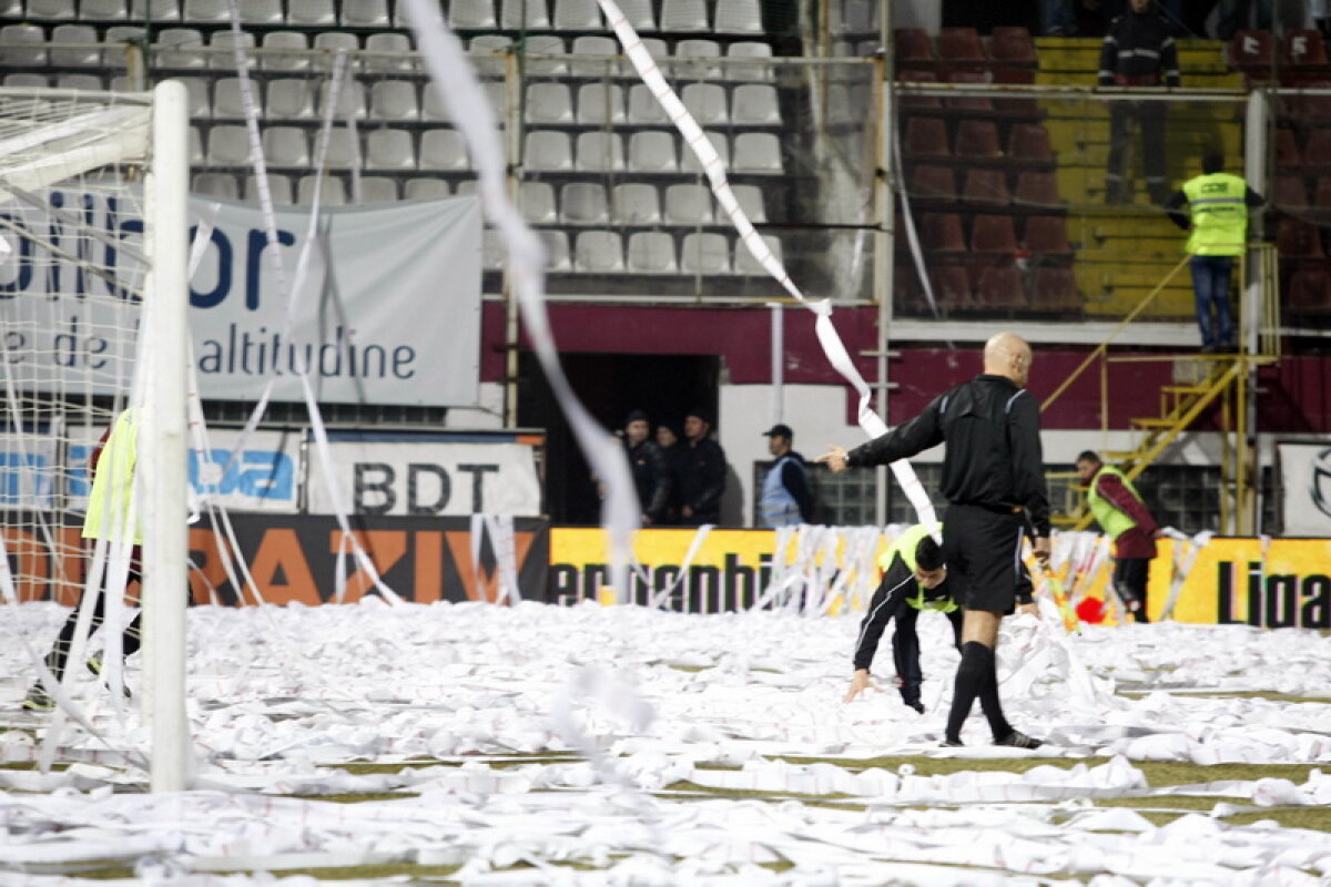 Coregrafie sud-americană cu sute de role de hîrtie înaintea derby-ului Rapid-Dinamo!
