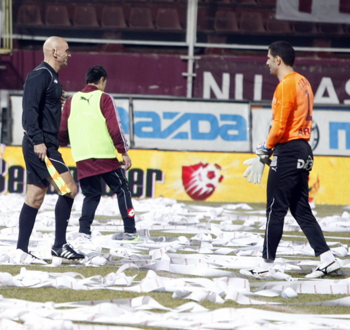 Coregrafie sud-americană cu sute de role de hîrtie înaintea derby-ului Rapid-Dinamo!