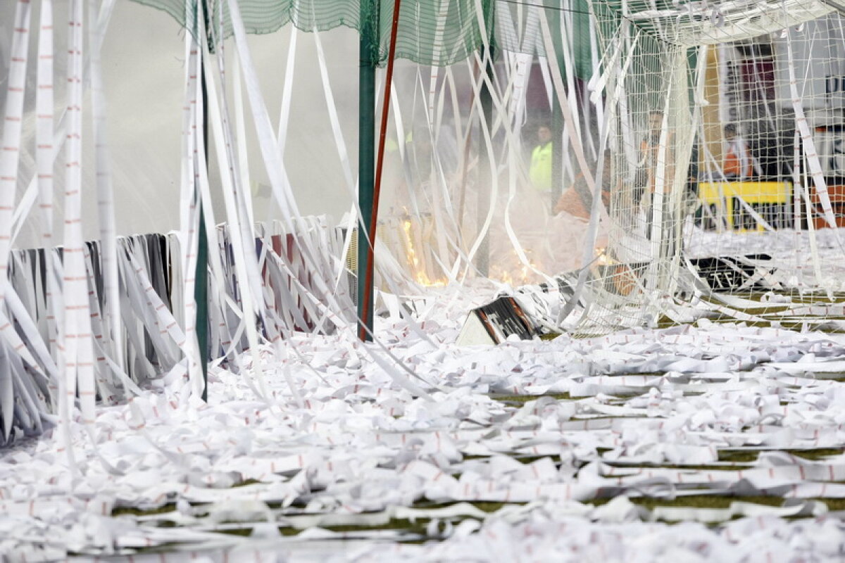 Coregrafie sud-americană cu sute de role de hîrtie înaintea derby-ului Rapid-Dinamo!