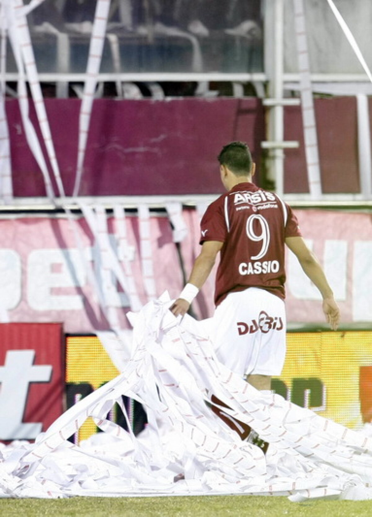 Coregrafie sud-americană cu sute de role de hîrtie înaintea derby-ului Rapid-Dinamo!