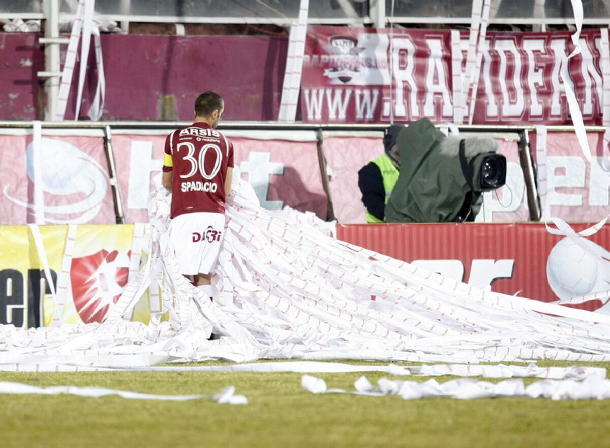 Coregrafie sud-americană cu sute de role de hîrtie înaintea derby-ului Rapid-Dinamo!