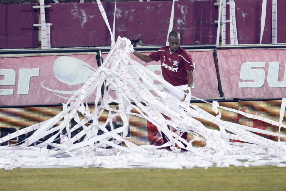 Coregrafie sud-americană cu sute de role de hîrtie înaintea derby-ului Rapid-Dinamo!