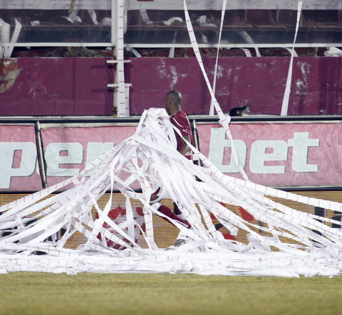 Coregrafie sud-americană cu sute de role de hîrtie înaintea derby-ului Rapid-Dinamo!