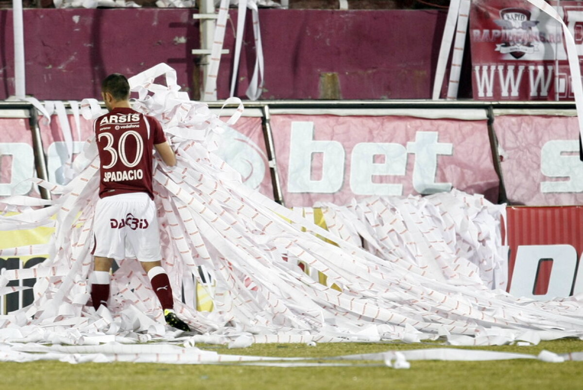 Coregrafie sud-americană cu sute de role de hîrtie înaintea derby-ului Rapid-Dinamo!