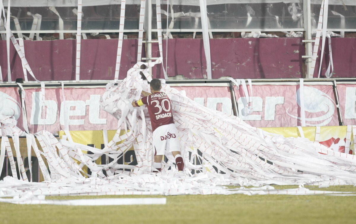 Coregrafie sud-americană cu sute de role de hîrtie înaintea derby-ului Rapid-Dinamo!