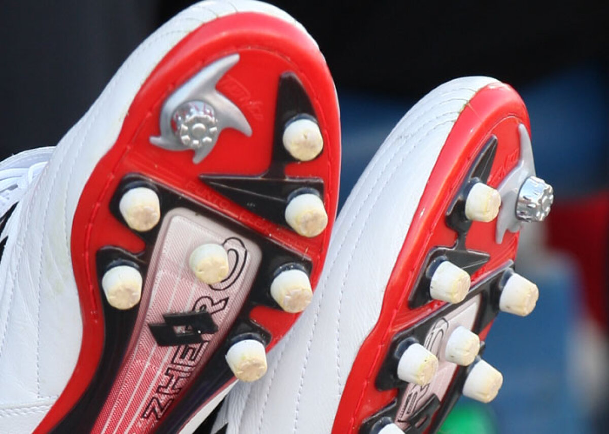 Cît de periculoase sînt crampoanele? Legile jocului nu specifică exact cum ar trebui să arate, iar fotbaliştii le aleg pe cele mai ascuţite!