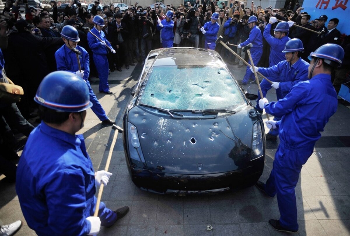 Un Lamborghini Gallardo de 120.000 de euro distrus cu ciocanele de un chinez!