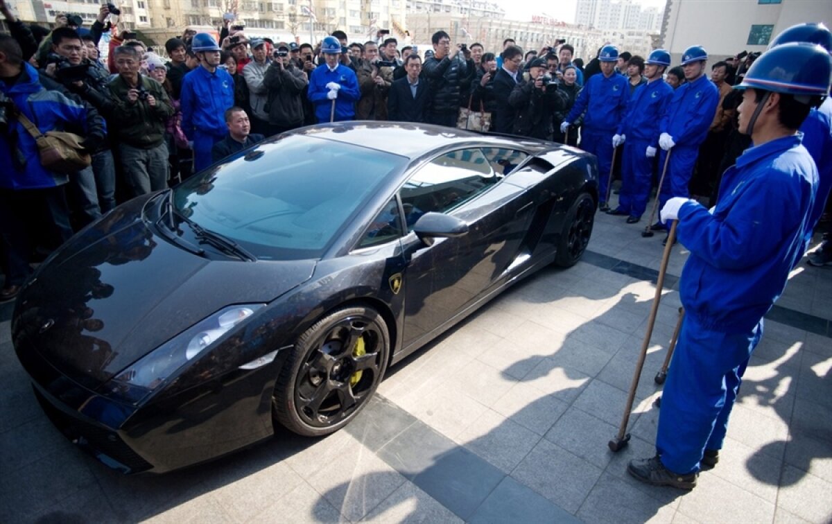 Un Lamborghini Gallardo de 120.000 de euro distrus cu ciocanele de un chinez!