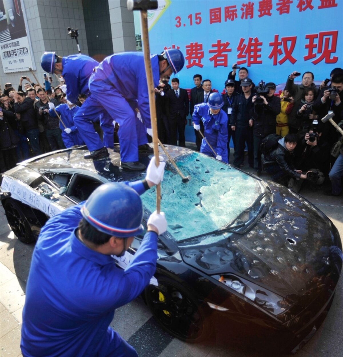 Un Lamborghini Gallardo de 120.000 de euro distrus cu ciocanele de un chinez!