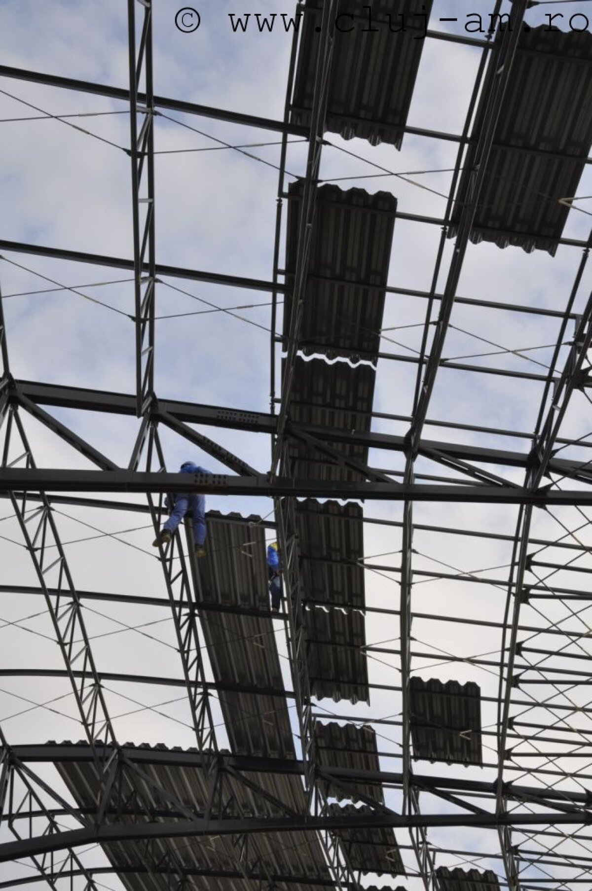 FOTO // Întrecerea dintre Ardeal şi Capitală » La noul stadion din Cluj se montează deja acoperişul