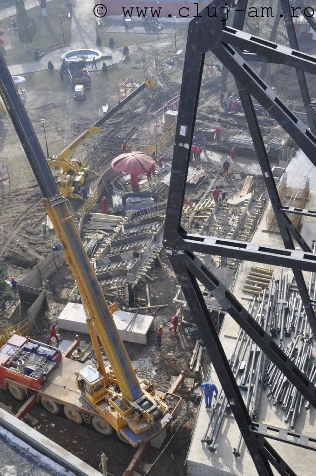 FOTO // Întrecerea dintre Ardeal şi Capitală » La noul stadion din Cluj se montează deja acoperişul