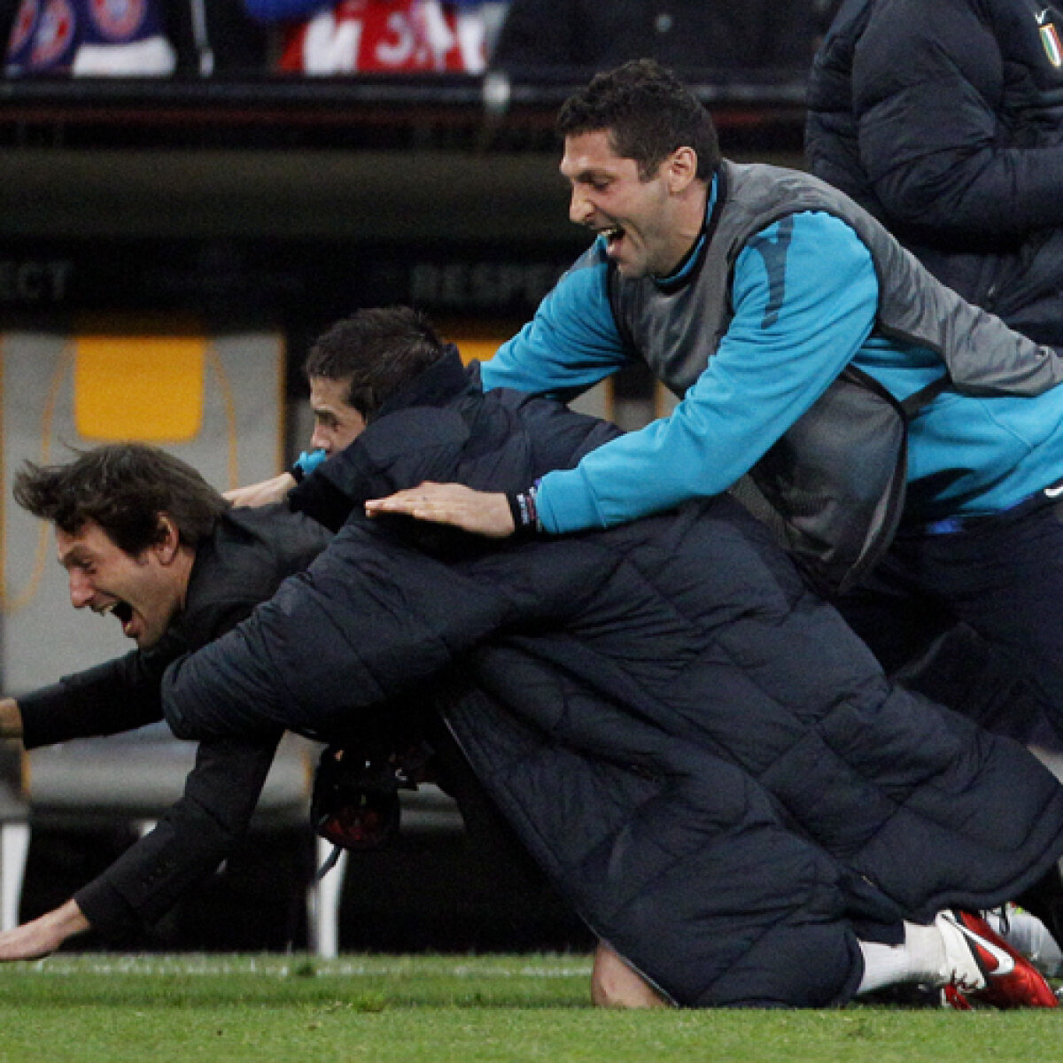 După un deceniu, patru români în "sferturi" » Recordmanul Chivu