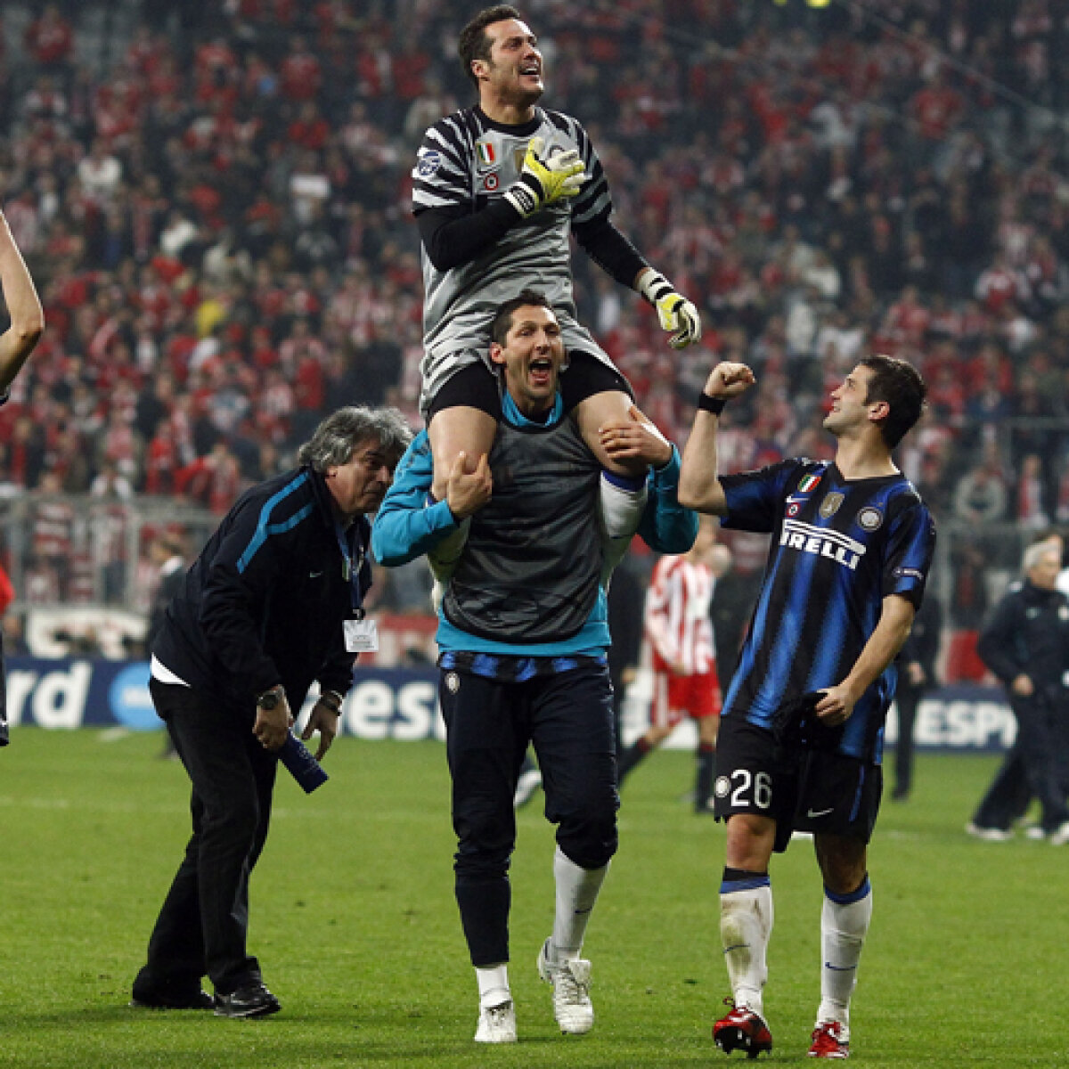 După un deceniu, patru români în "sferturi" » Recordmanul Chivu