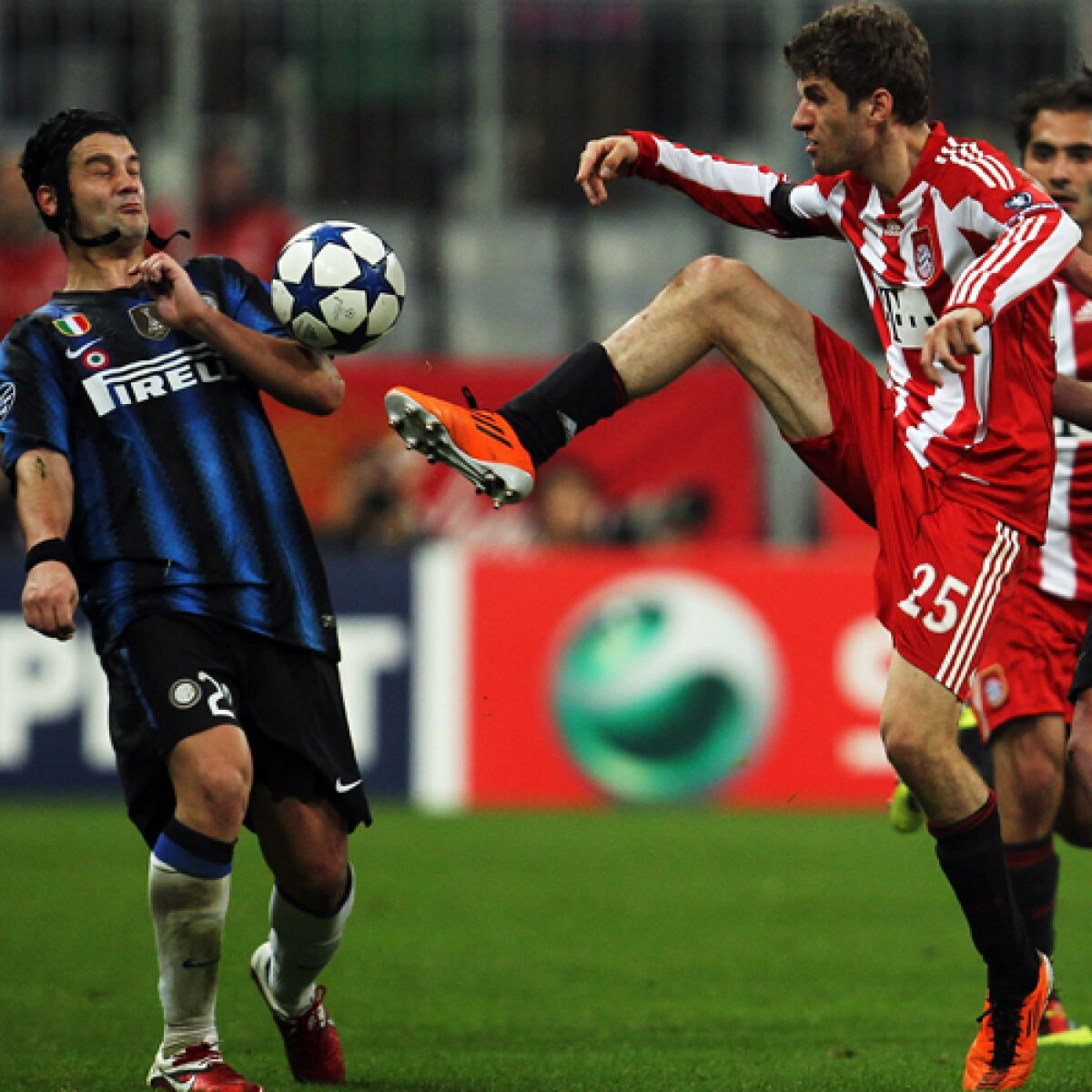 După un deceniu, patru români în "sferturi" » Recordmanul Chivu