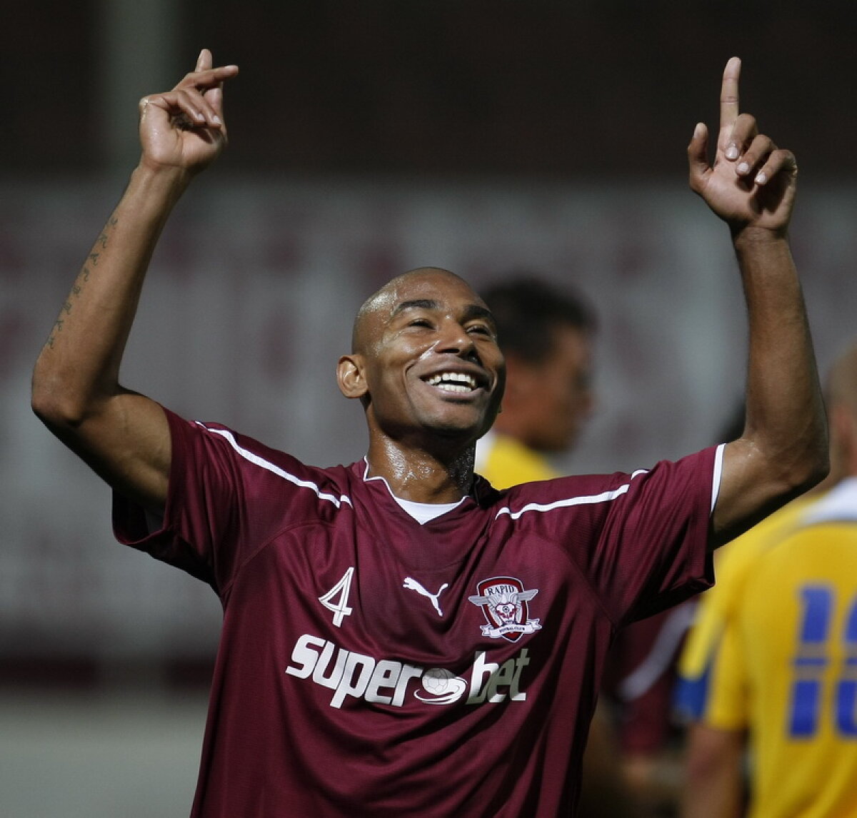 După ce a învins cancerul, Marcos Antonio este supranumit "Preotul din Giuleşti" de către Copos!