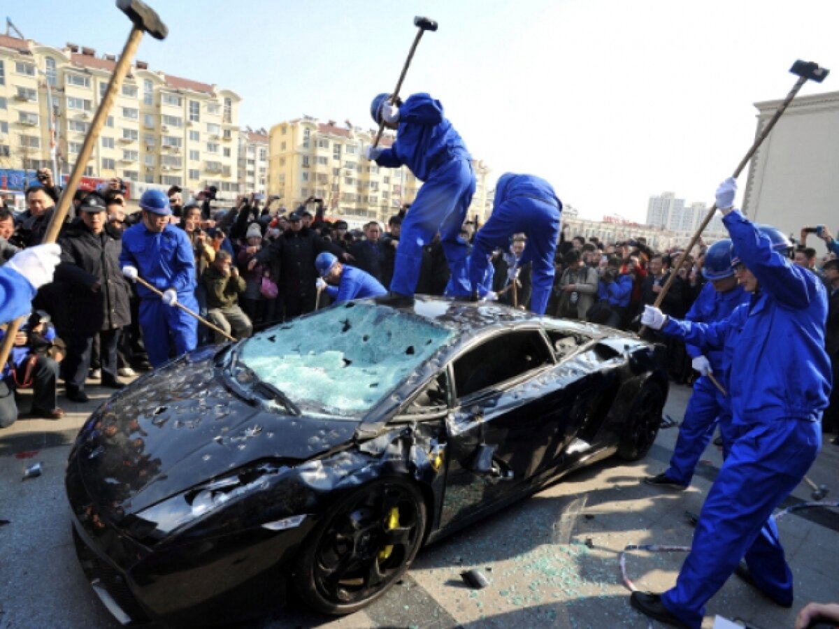FOTO » Protest inedit în China: Lamborghini Gallardo distrus cu ciocanele!