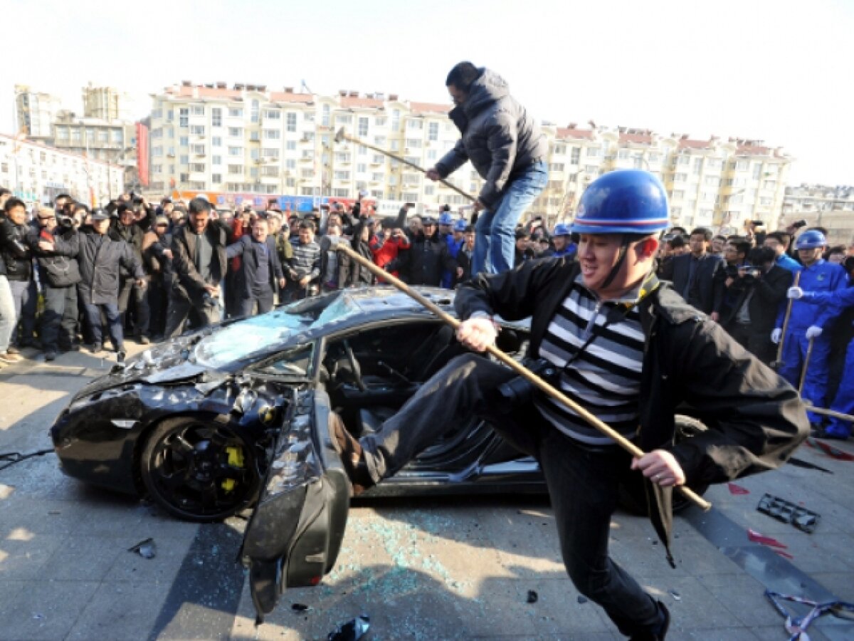 FOTO » Protest inedit în China: Lamborghini Gallardo distrus cu ciocanele!