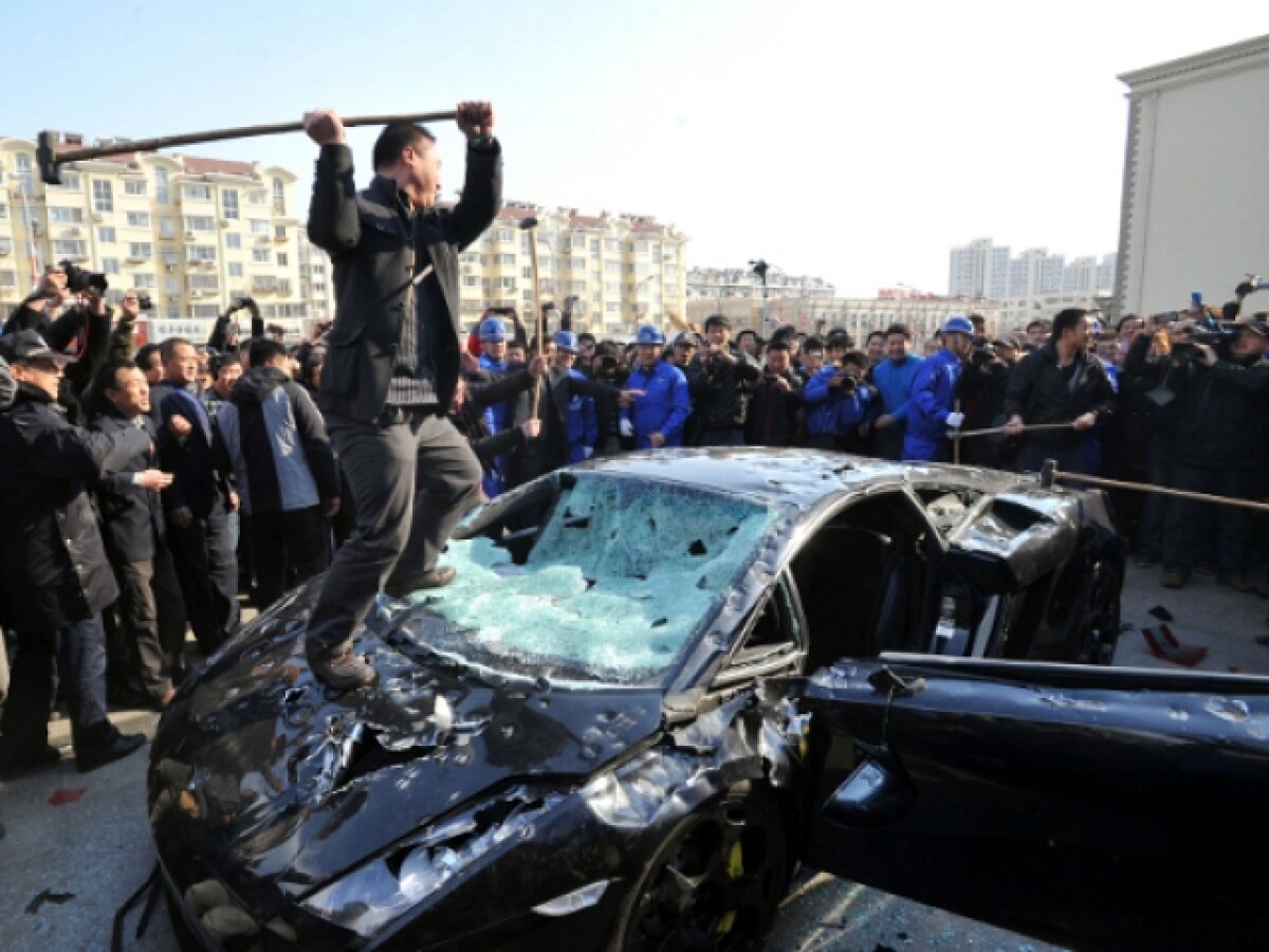 FOTO » Protest inedit în China: Lamborghini Gallardo distrus cu ciocanele!