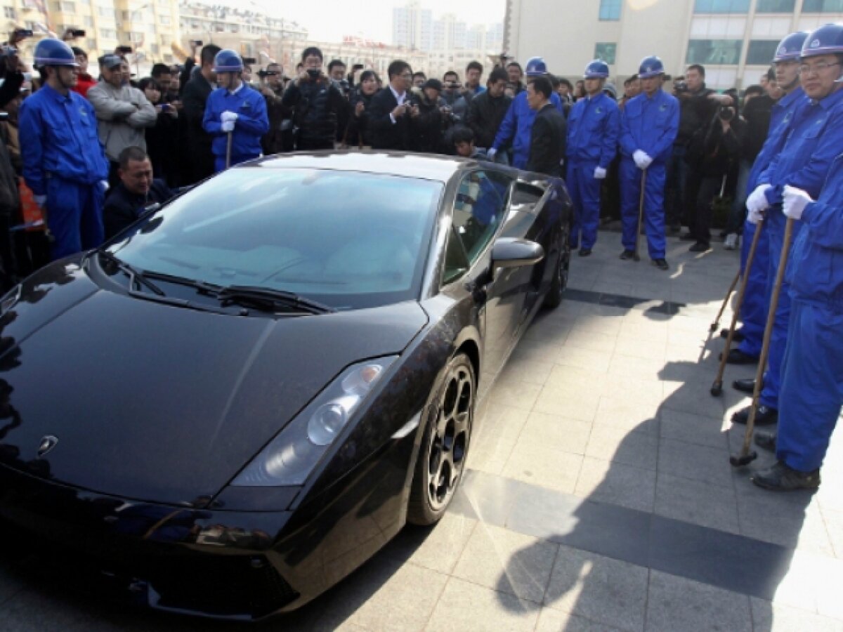 FOTO » Protest inedit în China: Lamborghini Gallardo distrus cu ciocanele!