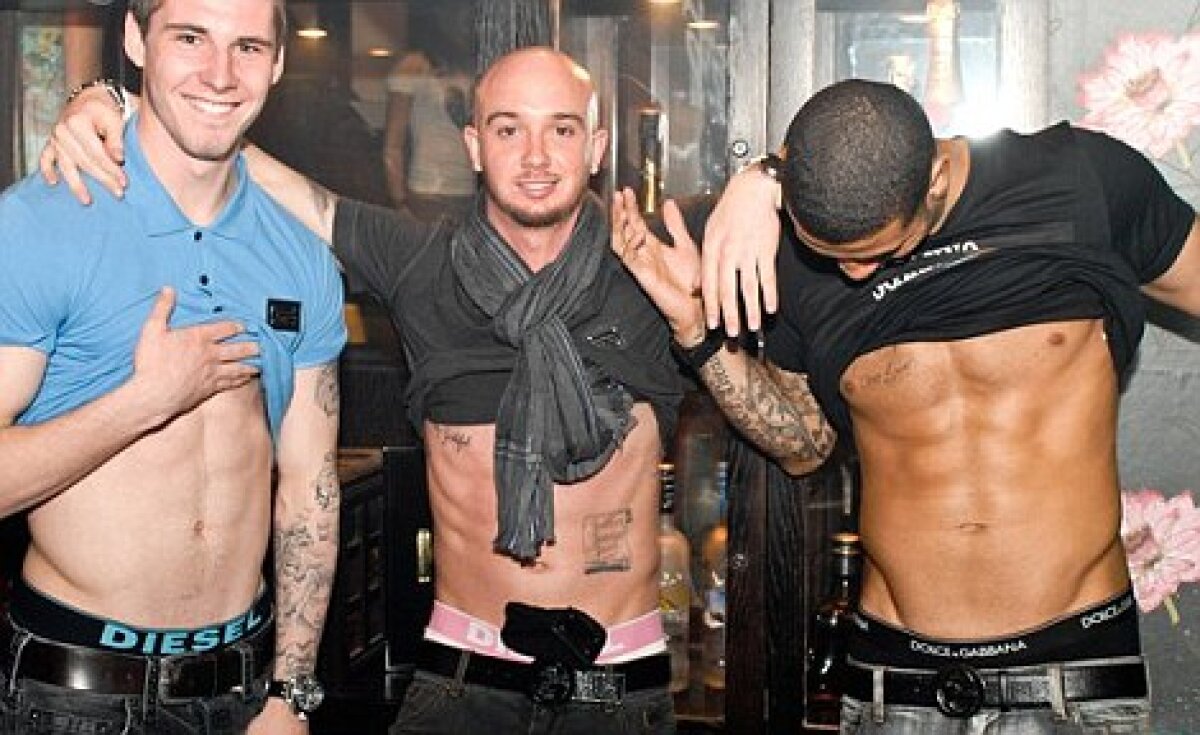 Scandal la Newcastle » Trei jucători s-au pozat dezbrăcaţi într-un club