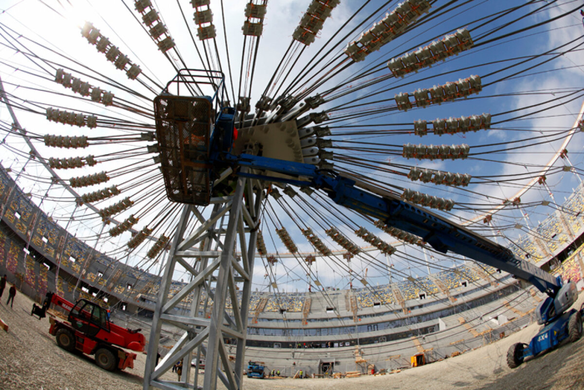 SUPER FOTO / Se ridică acoperişul de 20 de milioane de euro al stadionului "Naţional Arena"