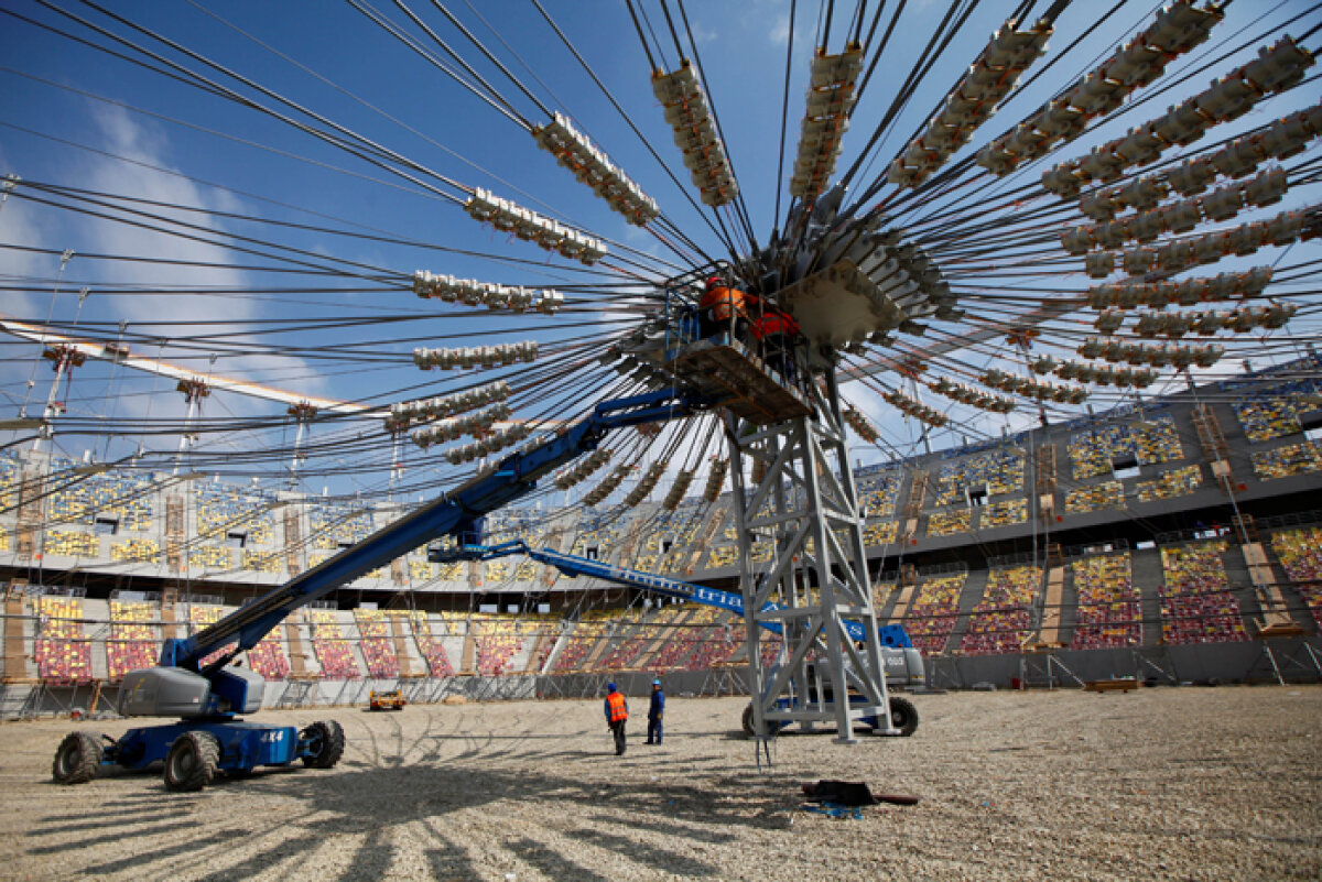 SUPER FOTO / Se ridică acoperişul de 20 de milioane de euro al stadionului "Naţional Arena"