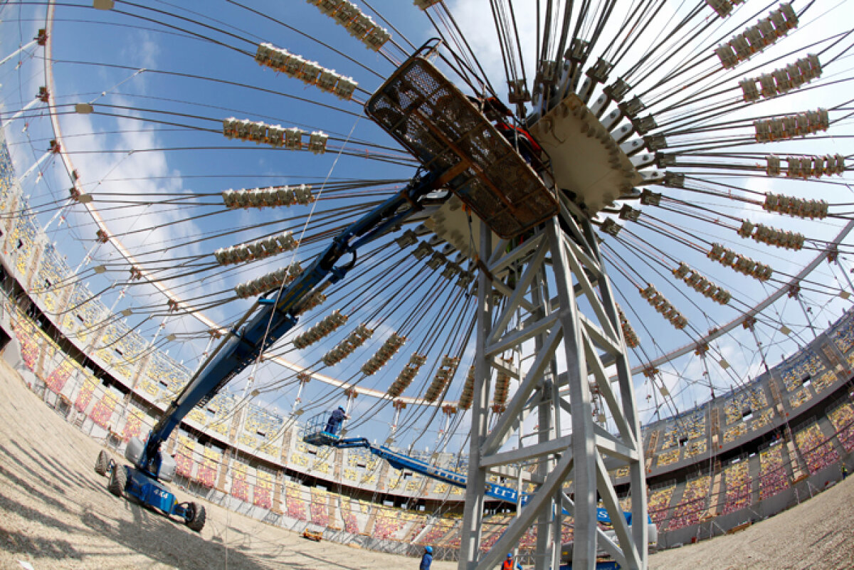 SUPER FOTO / Se ridică acoperişul de 20 de milioane de euro al stadionului "Naţional Arena"