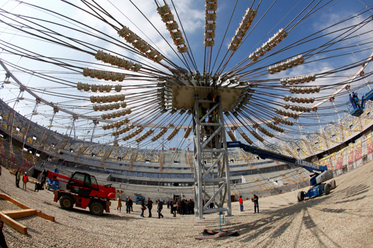 SUPER FOTO / Se ridică acoperişul de 20 de milioane de euro al stadionului "Naţional Arena"