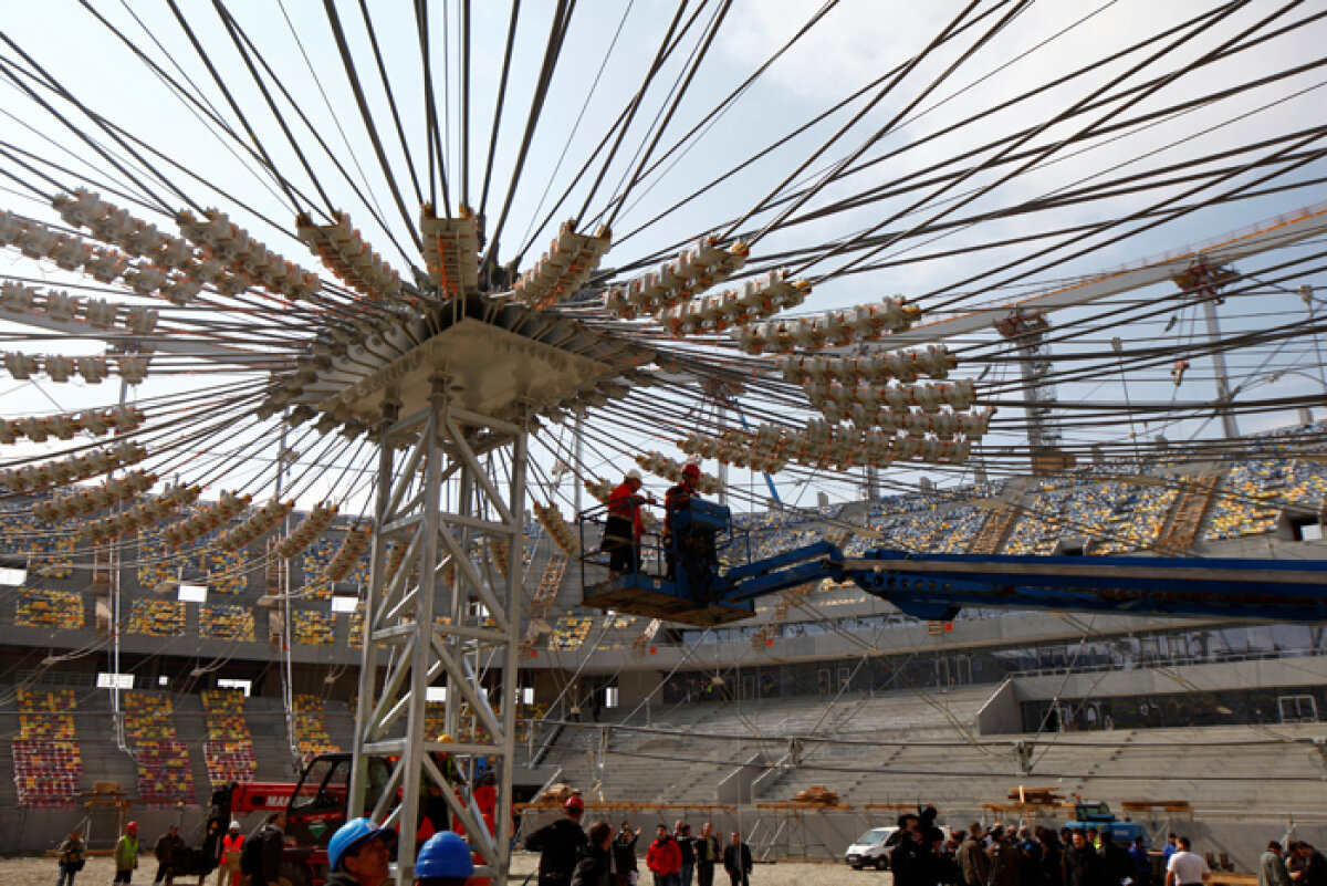 SUPER FOTO / Se ridică acoperişul de 20 de milioane de euro al stadionului "Naţional Arena"