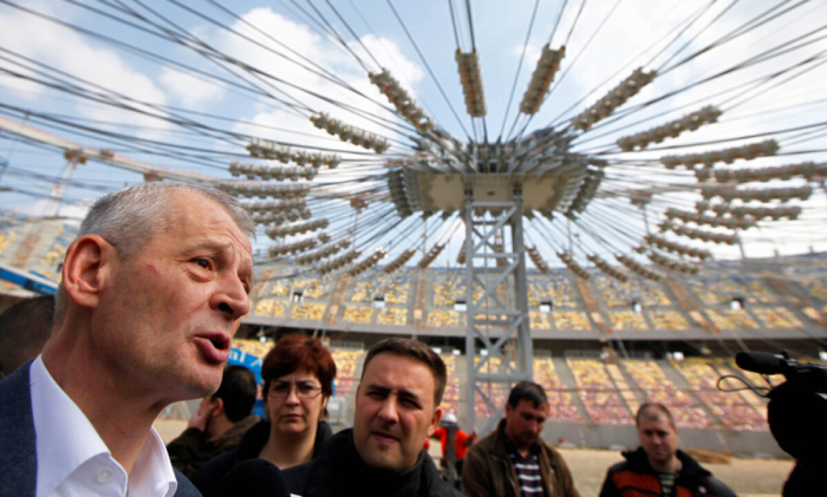 SUPER FOTO / Se ridică acoperişul de 20 de milioane de euro al stadionului "Naţional Arena"