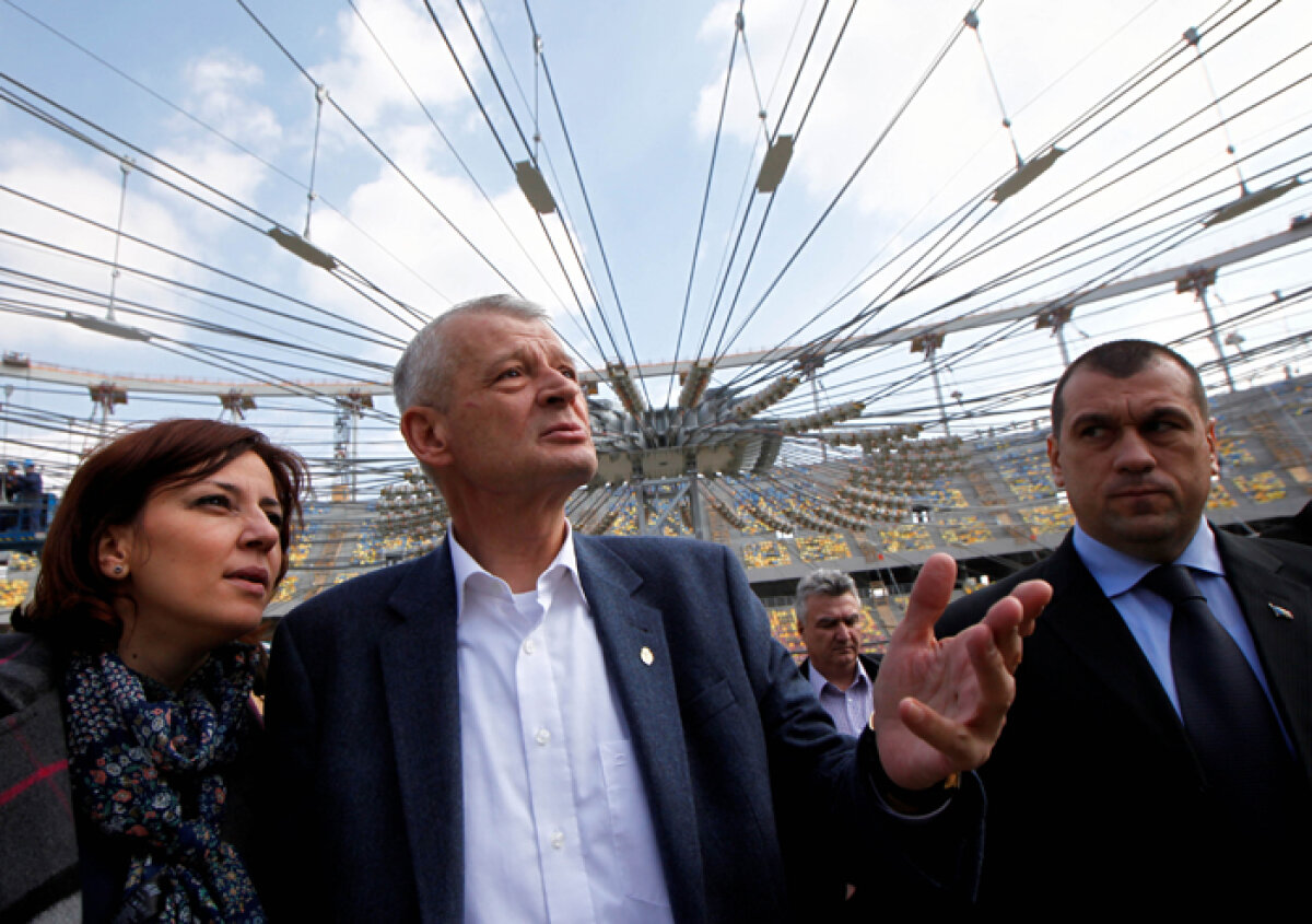 SUPER FOTO / Se ridică acoperişul de 20 de milioane de euro al stadionului "Naţional Arena"