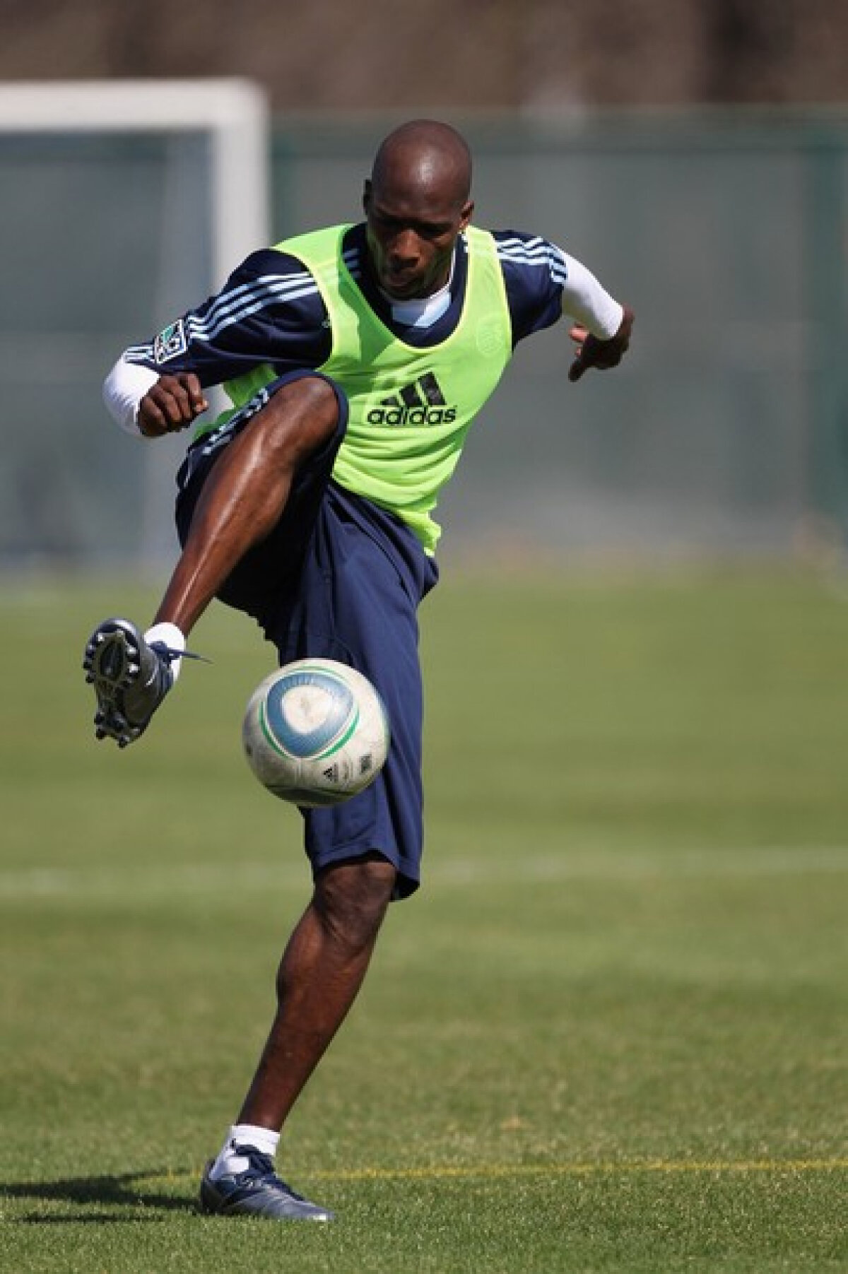 FOTO » Susţinut de Cristiano Ronaldo, Kaka şi Pique, Ochocinco vrea să treacă de la fotbal american la soccer