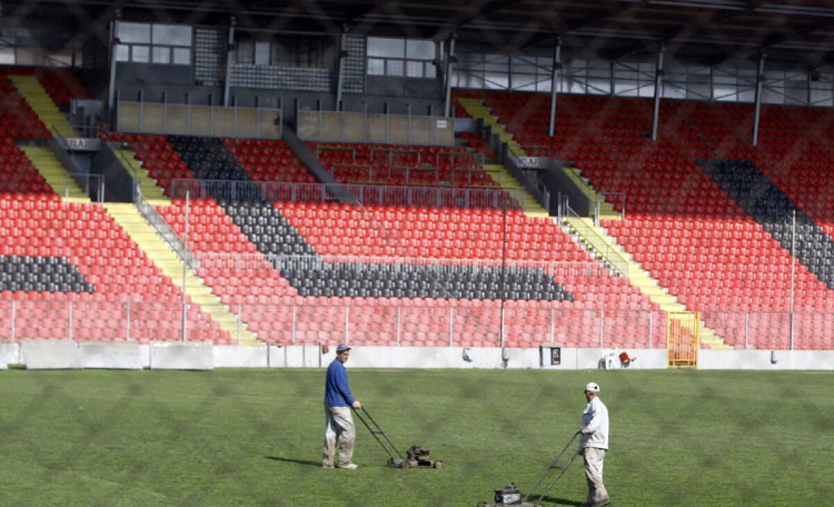 La stadionul din Zenica se lucrează de zor. Gazonul este foarte prost