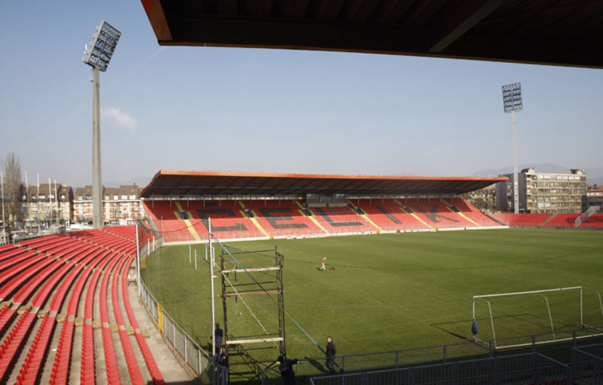 La stadionul din Zenica se lucrează de zor. Gazonul este foarte prost