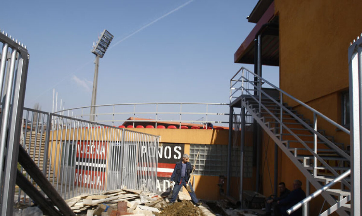 La stadionul din Zenica se lucrează de zor. Gazonul este foarte prost