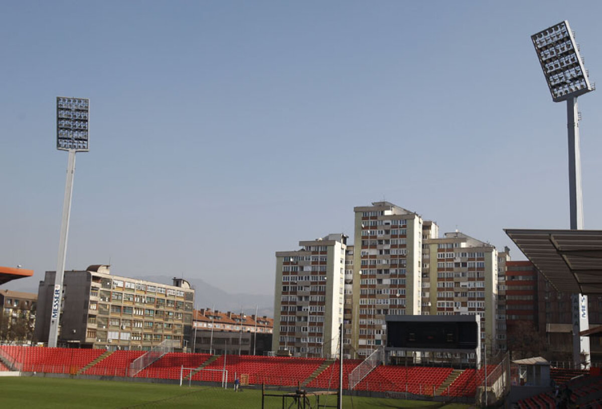 La stadionul din Zenica se lucrează de zor. Gazonul este foarte prost
