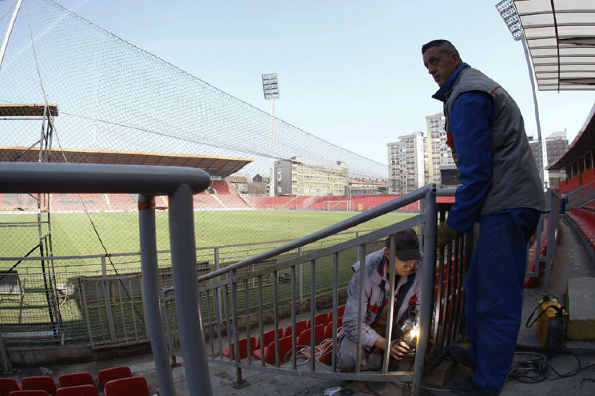 La stadionul din Zenica se lucrează de zor. Gazonul este foarte prost