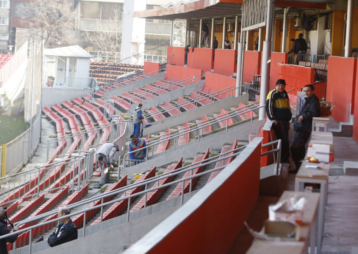 La stadionul din Zenica se lucrează de zor. Gazonul este foarte prost