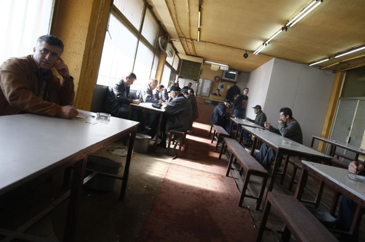 La stadionul din Zenica se lucrează de zor. Gazonul este foarte prost