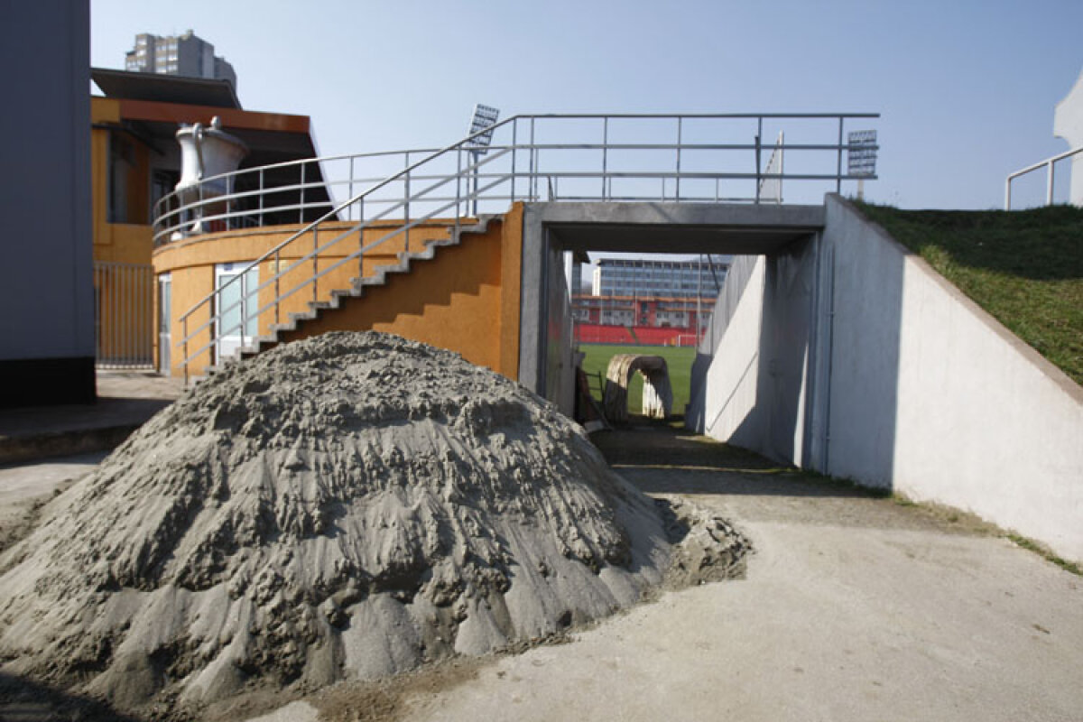 La stadionul din Zenica se lucrează de zor. Gazonul este foarte prost