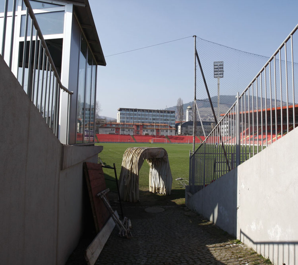 La stadionul din Zenica se lucrează de zor. Gazonul este foarte prost