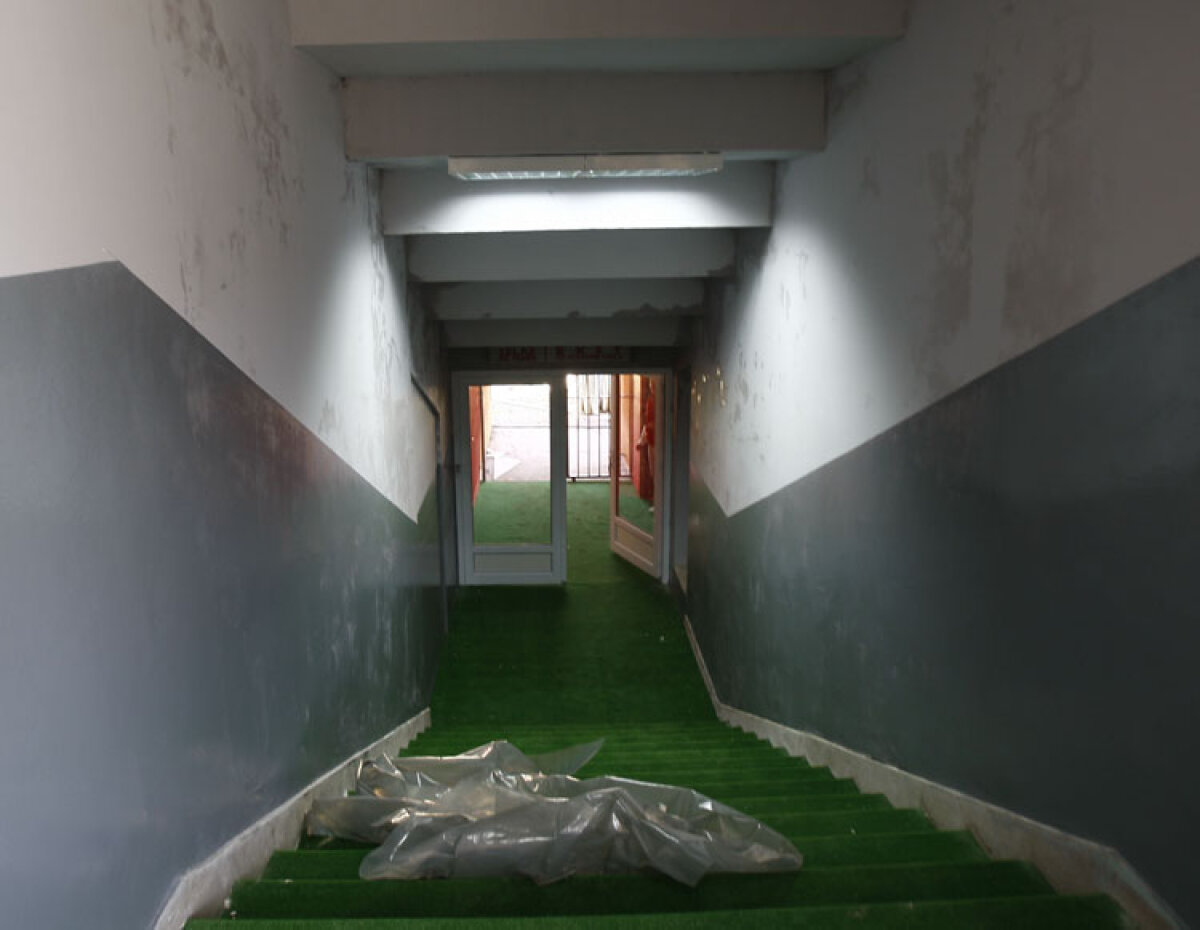 La stadionul din Zenica se lucrează de zor. Gazonul este foarte prost