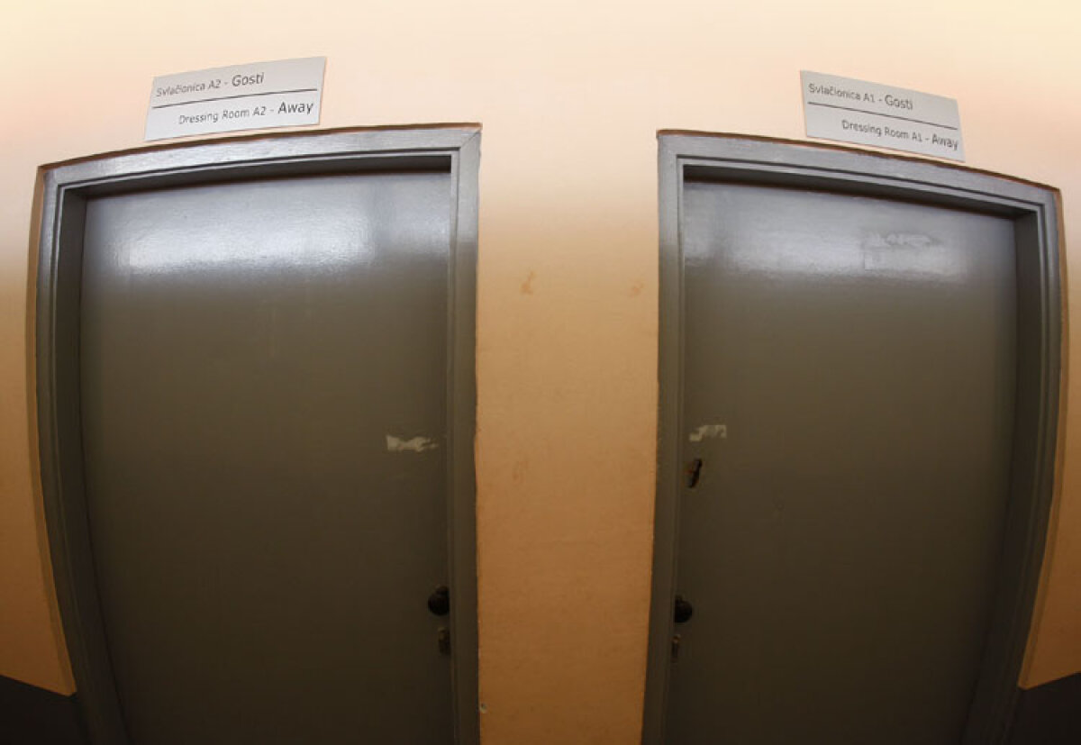 La stadionul din Zenica se lucrează de zor. Gazonul este foarte prost