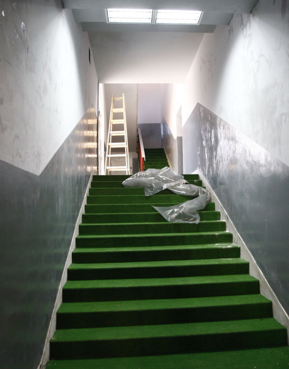 La stadionul din Zenica se lucrează de zor. Gazonul este foarte prost