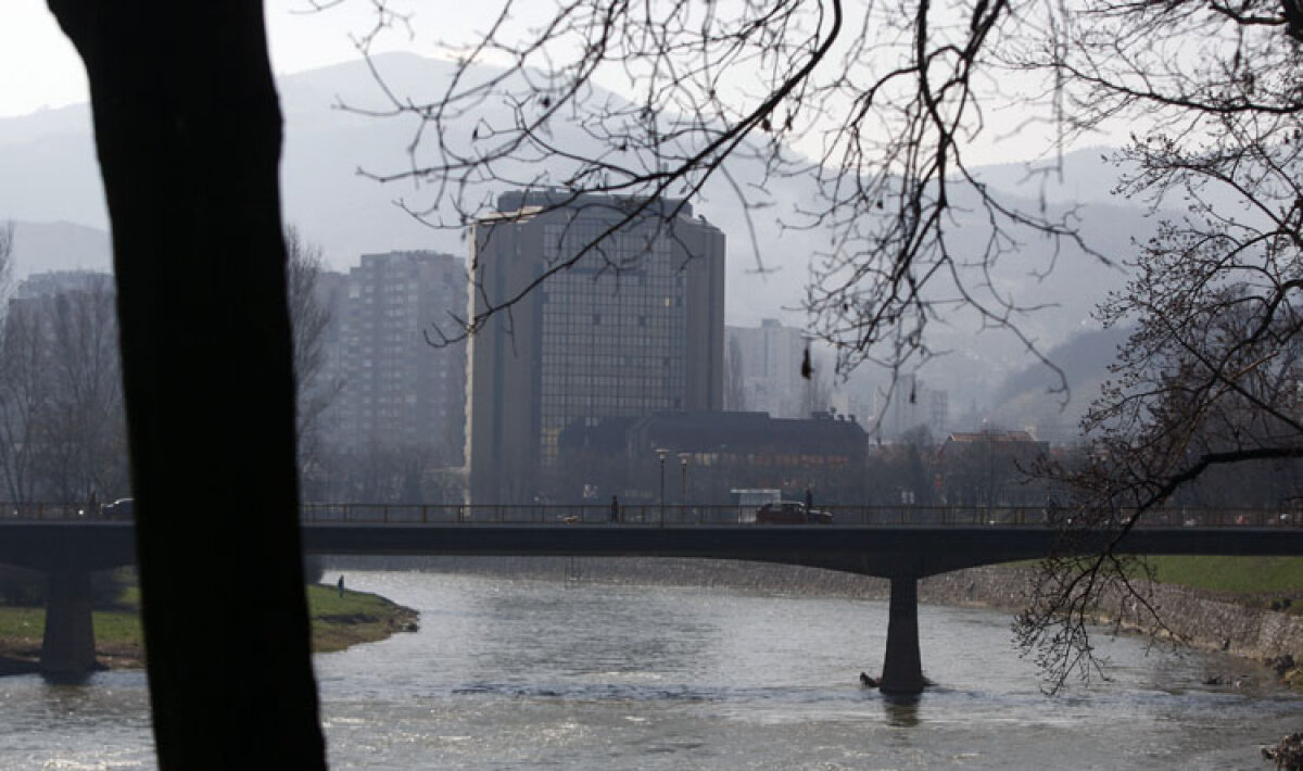 La stadionul din Zenica se lucrează de zor. Gazonul este foarte prost
