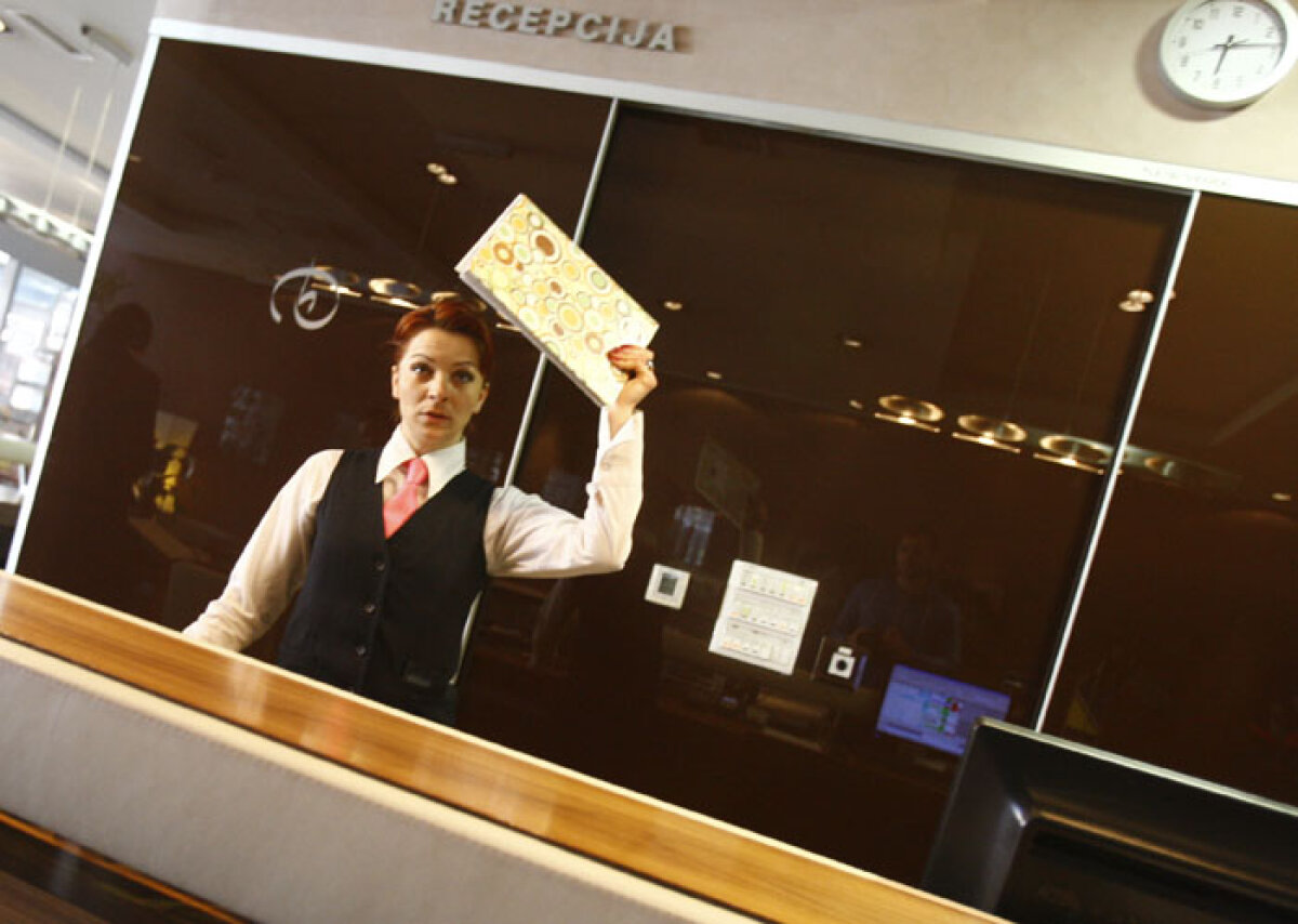 La stadionul din Zenica se lucrează de zor. Gazonul este foarte prost