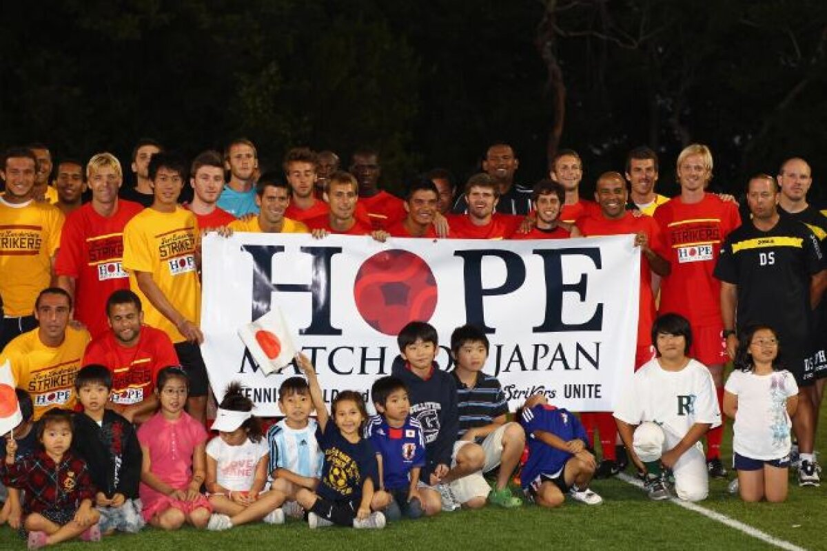 FOTO! Nadal şi Djokovici au jucat alături de alte vedete din tenis un meci de fotbal pentru Japonia