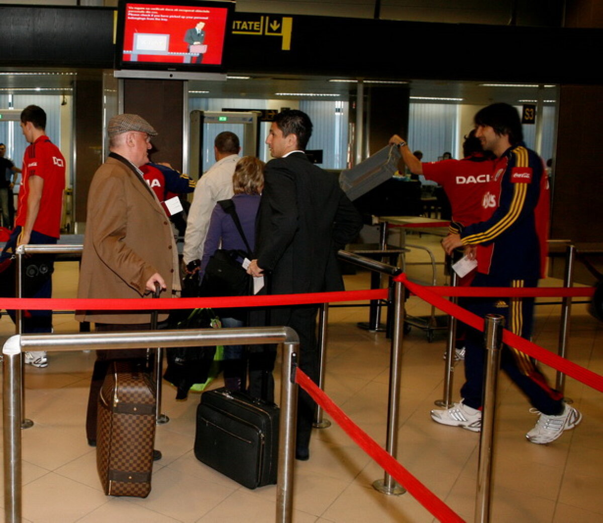 FOTO » Pana de curent de la Otopeni l-a blocat pe Raţ